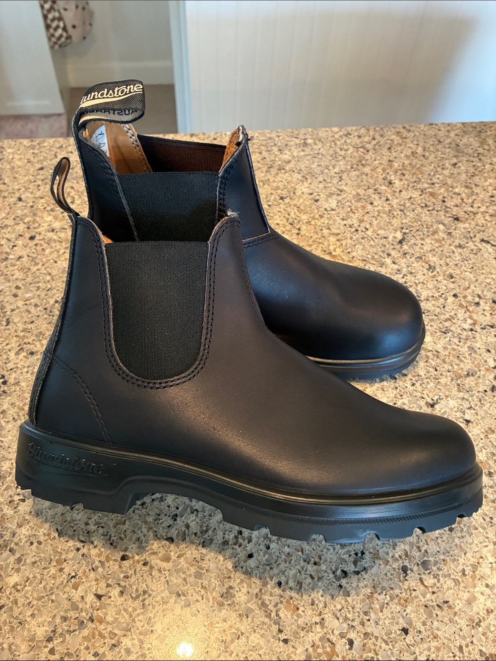 Women’s 7.5 Blundstone Black Chelsea Boots